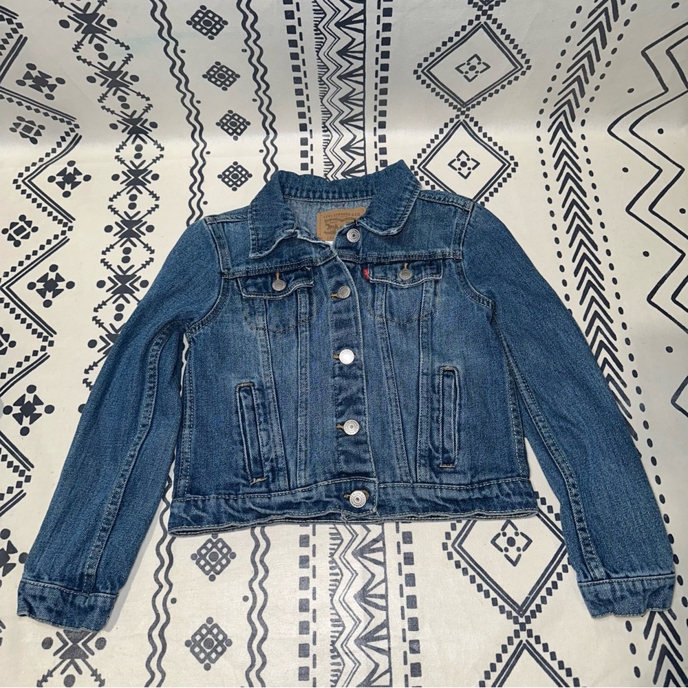 Levi's navy blue denim jacket with a cropped fit kids size M 10/12‎